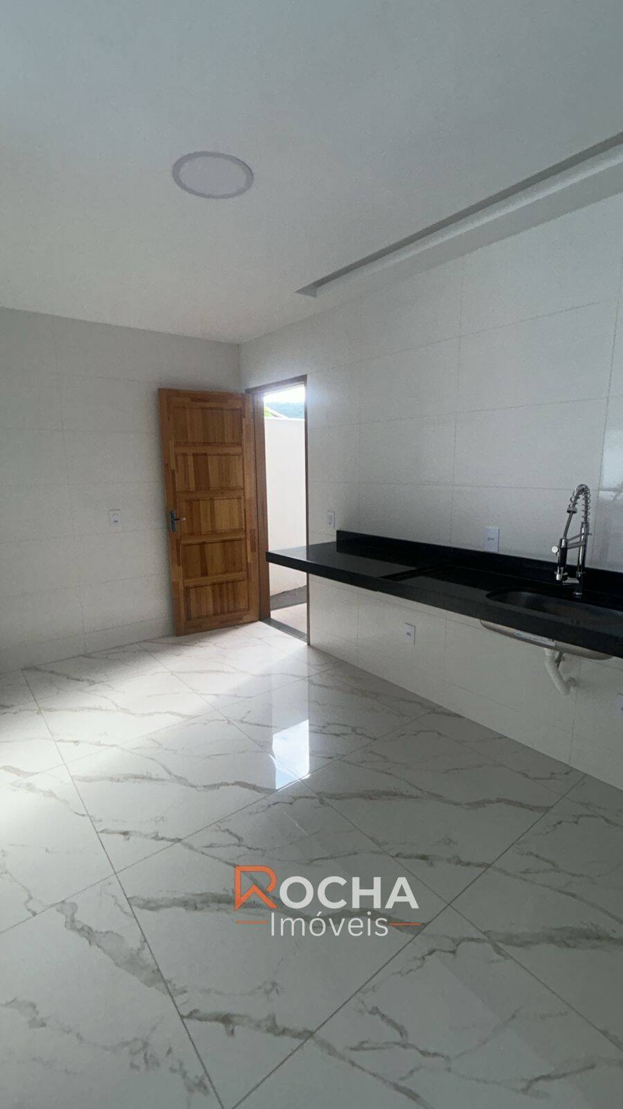 Casa à venda com 3 quartos, 100m² - Foto 4